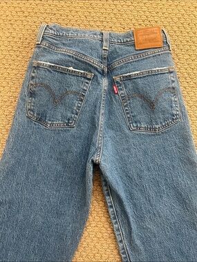 Levi’s Ribcage Straight Ankle Jeans